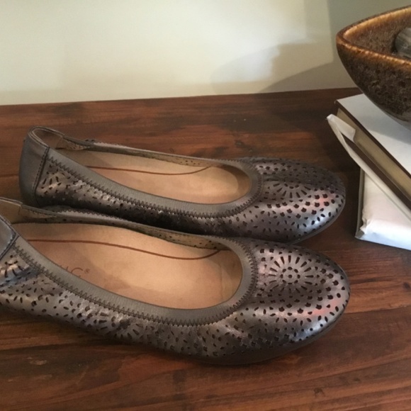 Vionic  Robyn  Perforated Pewter Metallic Leather   Ballet  Flats, Size  6.5 - Picture 8 of 9